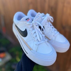 Women’s nike legacy shoes 🤍